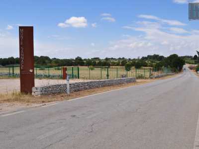 Il sito di Monte Sannace si trova sulla strada provinciale 61 ed � racchiuso da una cancellata verde e segnalato da un cartello marroncino verticale